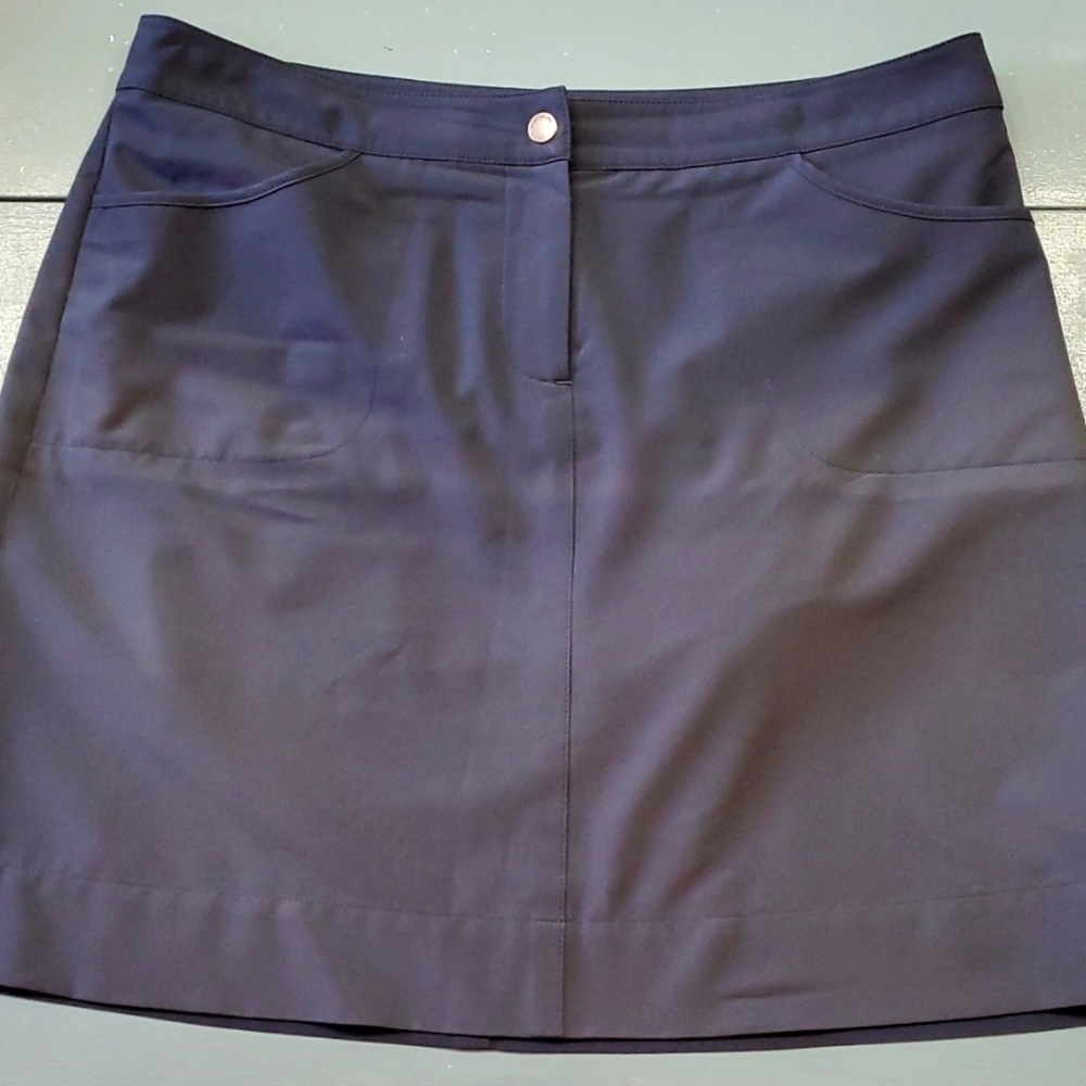 Cutter & Buck skort, navy‎ blue. Big pockets size 8. 17" flat measurement waist.